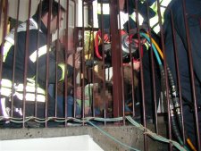 Kleinkind mit Kopf zwischen Gitterstäben eines Treppengeländers eingeklemmt
