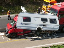 Verkehrsunfall 3 / LKW- Fahrer eingeklemmt