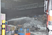 Brand in Lagerhalle im Hafen