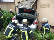 Hilfeleistung, S-Luginsland, PKW kracht nach Verkehrsunfall in Hauseingang 