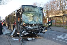 Verkehrsunfall mit zwei Linienbussen und einer größeren Anzahl von Verletzten
