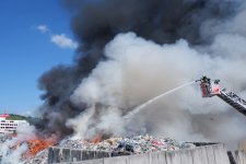 Großbrand bei einem Müllentsorgungsbetrieb