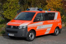 Verkehrsunfall mit eingeklemmter Person; S-Obertürkheim, Augsburger Straße