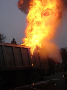 Brand 2 / Feuer in einem Müllwagen,  Bad Cannstatt; Alte Untertürkheimer Straße
